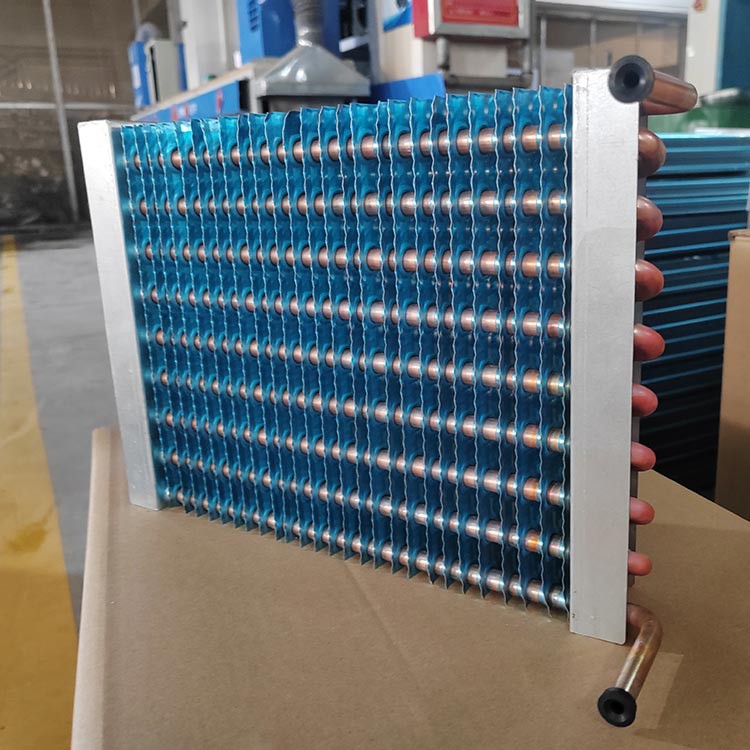 Condensador de tubos y aletas