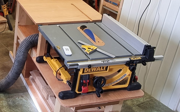 Sierra de mesa DeWalt para carpintería